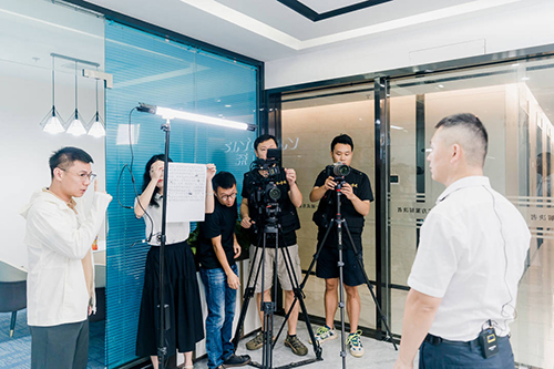 央視班組采訪深國安 央視班組采訪深國安