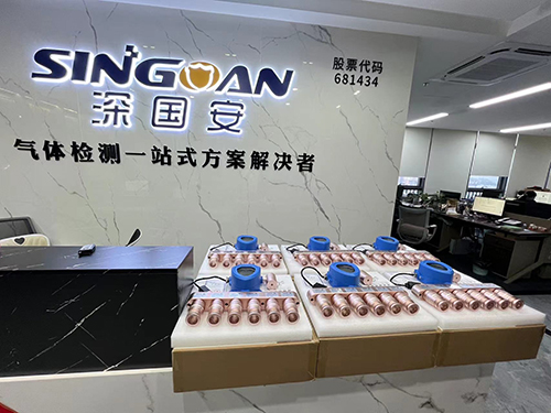 半導(dǎo)體巡檢機(jī)器狗集成五合一氣體檢測儀應(yīng)用